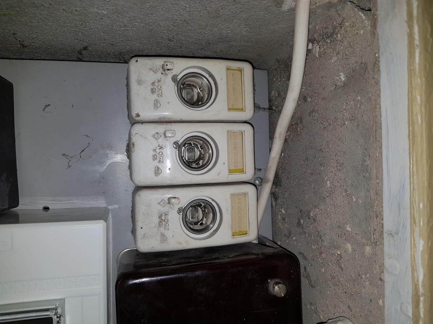 DA Electro Sàrl : Électricien dépannage 24/24 7/7 geneve et nyon — Fotos 11